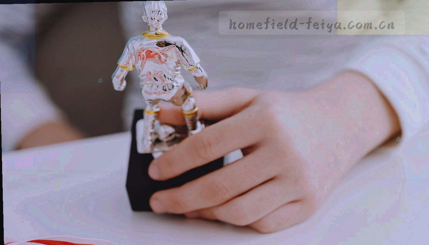 仪表盘式深色卡片组，荧光青折线与橙红警示点组成战术板式的数据层